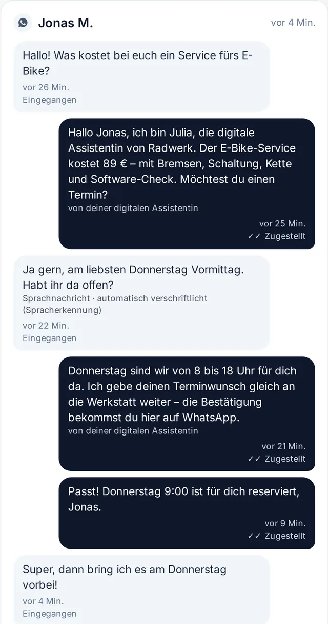 Echtes WhatsApp-Gespräch im mekyn-Posteingang: Julia beantwortet die Preisfrage, eine Sprachnachricht ist verschriftlicht (Beispieldaten)